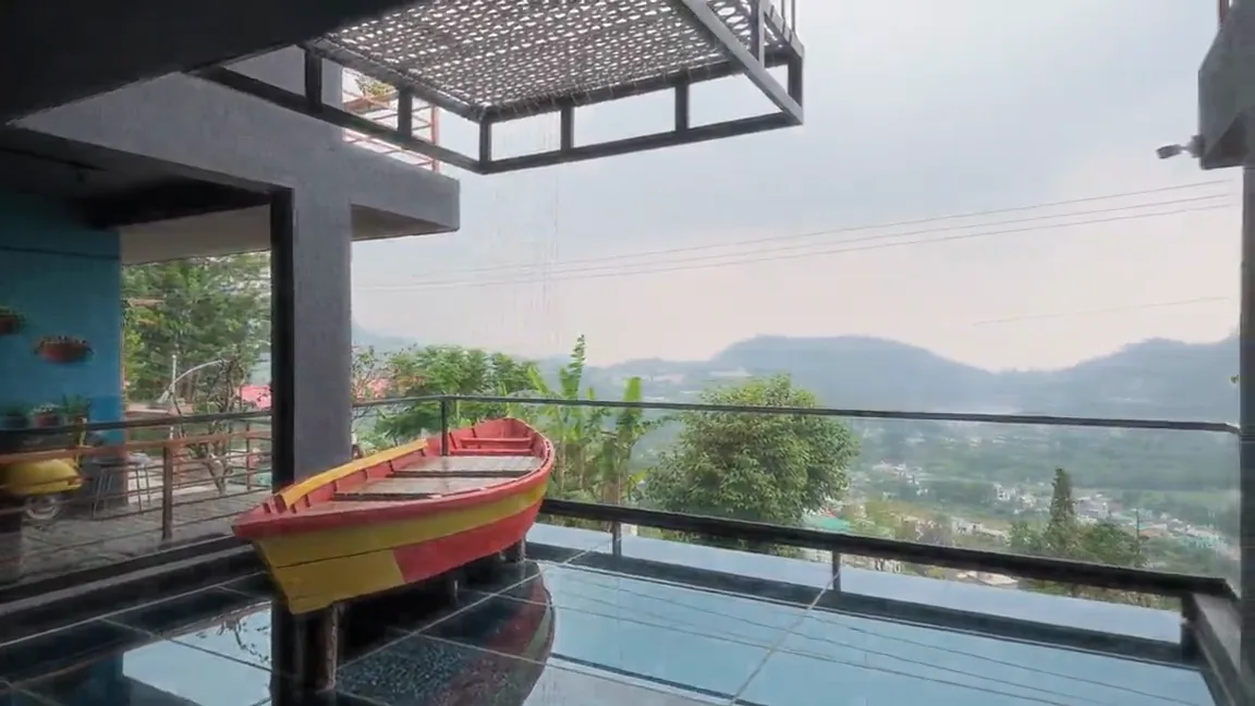 The short cut: the approach to the property, the boat on its deck above the pool, the rooms and the terraces, ending on the mark.